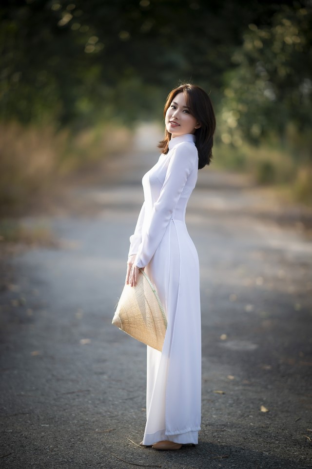 白いアオザイを着ているベトナム人女性